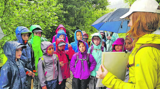 Interessierte, regentauglich eingepackte Zuhörerinnen und Zuhörer: Jacqueline von Arx vom Naturama folgte mit den Kindern den Spuren des Bibers.
