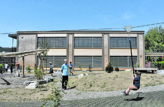 Erstmals konnte am Eröffnungstag des Kindergartens Sportplatz auch der neue Spielplatz erobert werden. (Bilder: hg.)