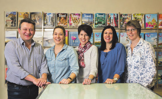 vlnr.: Martin Hintermann, Geschäftsführer und Reiseberater; Angelina Hintermann, Reiseberaterin; Lea Hüsler, Reiseberaterin; Karin Schneeberger, Backoffice; Annelis Gloor, Buchhaltung (Bild: zVg)