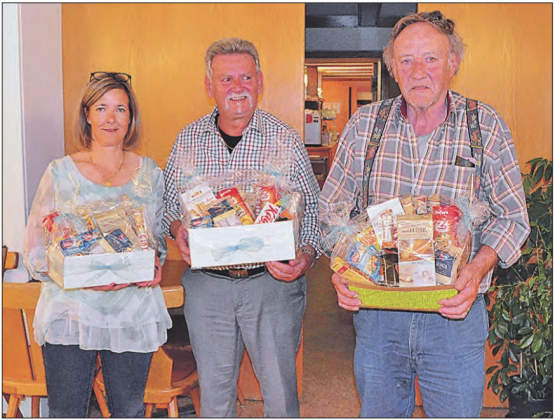 Die stolzen Sieger mit ihren Preisen: (v.li:) Evelyne Mathys, Bruno Enderli und Kurt Heiniger. (Bild: zVg.)