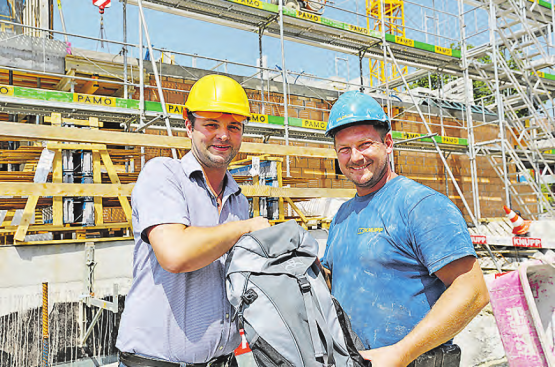Unterwegs für kühle Köpfe: Thomas Fuchs,Verkaufsleiter Müller-Steinag Baustoff bringt Bauarbeitern erfrischenden Getränke. (Bild: ms-baustoff.ch)