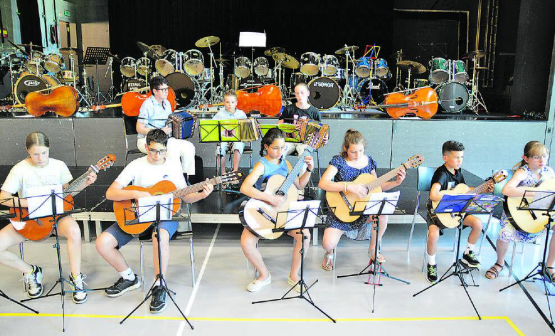 Das Gitarren- und Schwyzerörgeli-Ensemble am Sommerkonzert der Musikschule in Aktion. (Bild: zVg.)