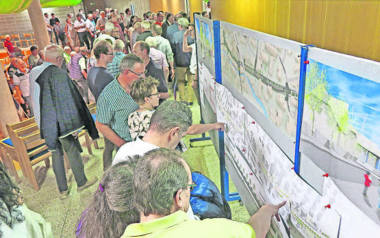 Der Infoabend zur geplanten Entflechtung von WSB und SBB in Oberentfelden stiess auf grosses Interesse. (Bilder: ran.)