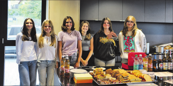Die Abschlussklasse sammelte am Tag der offenen Tür durch den Verkauf von diversen Köstlichkeiten Geld für ihre Abschlussreise.