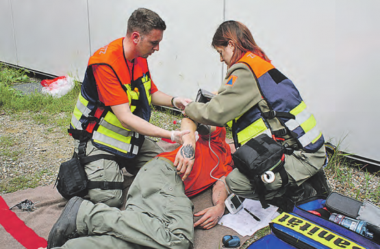 Erste-Hilfe-Kompetenzen: Angehörige der Sanitätsgruppe üben die Versorgung eines geretteten Verletzten. (Bild: zVg.)