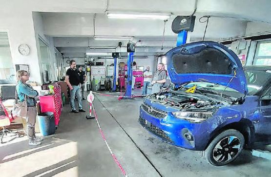 Der diesjährige Fahrwanger Gewerbetreff startete mit spannenden Einblicken bei der Auto Wicki AG. (Bild: zVg.)