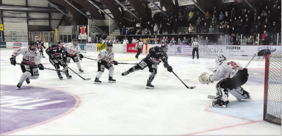 Wichtiger Treffer der Red Lions zum 2:2-Ausgleich: Louis Maillar hängt den Puck nach einem Solo eiskalt ins Netz hinter Argovia-Stars-Keeper Ramon Hüsser. (Bild: mars.)
