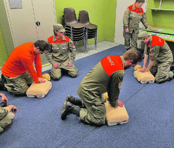 An einer Reanimationspuppe wurde die Herzdruckmassage geübt. (Bilder: zVg.)