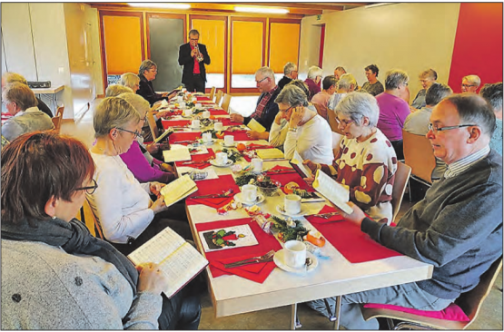 Ein besinnlicher Anlass: In Unterkulm fand die Weihnachtsfeier im Pavillon hinter der Kirche statt. (Bild: zVg.)