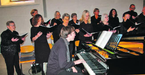 Johannes Fankhauser am Flügel – Er begleitete den Kirchenchor während der Abendmusik zur Passion. (Bild: hh)