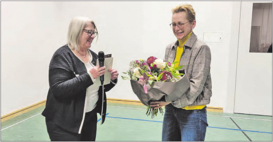 Dankesworte und Blumenstrauss: Gemeindeammann Hannelore Zingg (links) verabschiedet die abtretende Yvonne Zsidi. (Bild: Roland Marti)
