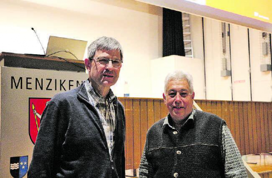 Standen Red und Antwort: Christian Kuhn, Mitglied der Geschäftsleitung und Andreas Mäder, Vizeammann der Gemeinde Menziken. (Bild: jaf.)