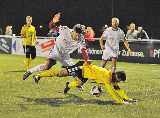 Grosskampf auf der ZehnderMatte mit Höhenflug für die Gelben: 1:1-Torschütze Dario Muscia (im gelben Tricot) wird von einem Mellinger Spieler hart angegangen. (Bilder: Franz Schefer)