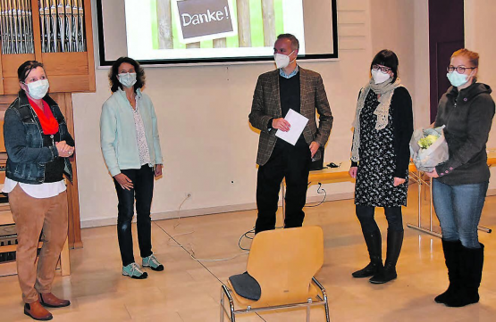 Verabschiedung der aktuellen Kerngruppe der Elternmitwirkung der Primarschule Oberkulm: (v.l.n.r.) Schulleiterin Franziska Gautschi und Schulpflegepräsidentin Denise Wunderlin verabschiedeten Nils und Inga Gottwald sowie Marina Hüsser. (Bild: zVg.)