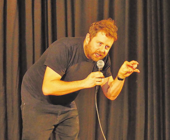 Gabriel Vetter in Aktion: Der Stand-up-Artist fasst in seinem Programm «Hobby» alles zusammen, was wir ganz beiläufig im Alltag erleben. (Bild: moha.)