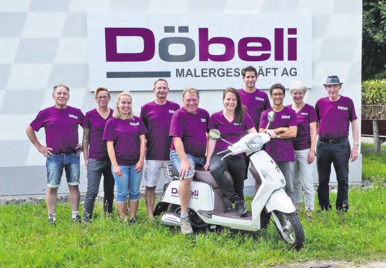 Gemeinsamer Start in die Zukunft: Tatjana Wiederkehr (vorne auf dem Roller) und das Maler-Döbeli-Team am Tag der offenen Tür. (Bild: moha.)