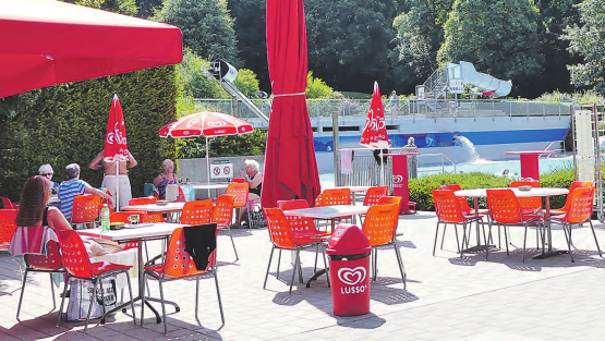 Das Herzstück jeder Badi: Das Regionale Schwimmbad im mittleren Wynental verfügt über zeitgemässe Anlagen und ein einladendes Badi-Restaurant. (Bilder: moha.)