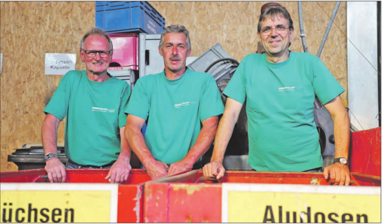 Schlüsselübergabe im Hof der Sammelstelle, jedoch ohne Schlüssel (v.l.): Ex-Chef Bruno Lustenberger, der neue Geschäftsführer Beat Sommerhalder und der neue Inhaber Roland Heiz. (Bild: rc.)