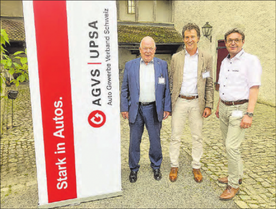 Der Gewerbe Verband (AGVS), Sektion Aargau, tagte auf Schloss Lenzburg: (v.l.) Martin Sollberger (Präsident), Jörg Geissmann (neues Ehrenmitglied) und Patrick Germann (geehrt für 75 Jahre AGVS-Mitgliedschaft von Auto Germann AG). (Bild: zVg.)