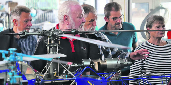 Selbstgebaute Flugobjekte sind seine Leidenschaft: Werner Hunziker hat die Firma Huner Technik 1974 mit seiner Ehefrau Heidi gegründet. (Bilder: rc.)