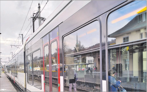 Zwischen Zug und Stromleitung ist es eng. Schon zwei Meter Abstand zur Stromleitung genügen gemäss SBB für einen Stromschlag, der tödlich enden kann. (Bild: Graziella Jämsä)