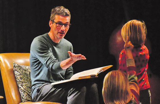 Wer weiss noch ein Wort? Mark Schwyters Idee, eine gemeinsame Geschichte zu erfinden, bereitete den Kindern grossen Spass. (Bild: EP.)