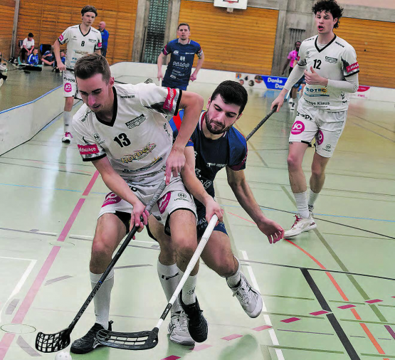 Alles Stochern nützte nichts: Der UHC Lok Reinach fand insbesondere im letzten Spielabschnitt keine Mittel mehr, die Gäste aus Fribourg unter Druck zu setzen (Bild: Roland Jaus)