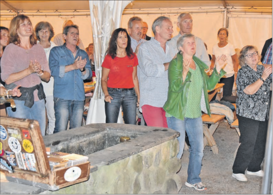 Einzigartige Konzertatmosphäre beim Soodhüsli: Die Zydeco-Musik berührt jeden und animiert zum Mitklatschen und Tanzen. (Bilder: P.Te.)