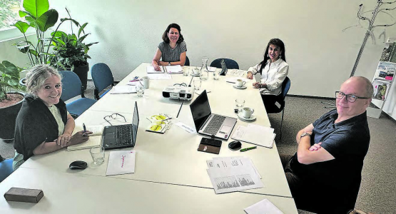 Die Teilnehmenden der Sitzung: (v.l.) Jacqueline Widmer, Gemeinderätin Beinwil am See, Karin Faes, Präsidentin aargauSüd regio, Regula Kiechle, Geschäftsführerin SRK Kanton Aargau und Jules Giger, Präsident Impuls Zusammenleben und Gemeindeammann Reinach. (Bild: zVg.)