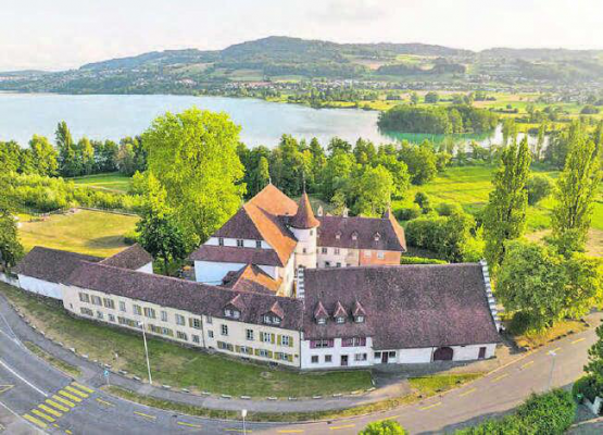 Schloss Brestenberg in wunderschöner Lage mit Blick auf den Hallwilersee. (Bild: Reto Schlatter)