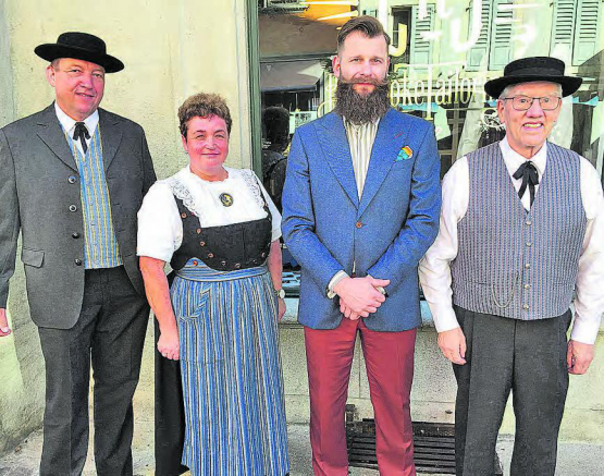Sie arbeiten künftig zusammen: (v.l.) Patrick Reimann vom Aargauischen Trachtenverband; Susanne Estermann, Initiantin; Christian Raphael Sommer, Herrenschneider; Bernhard Spörri, Besitzer des ersten Gilets. (Bild: Hedwig Steiner)