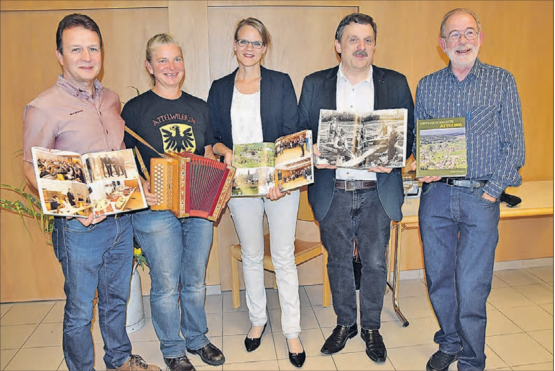 Präsentierten gemeinsam die Attelwiler Dorfchronik: Gemeinderat Markus Baumann, Käthi Reinhard mit Schwyzer Örgeli, Gemeindeammann Katrin Burgherr-Burgherr, Historiker und Buchautor Markus Widmer-Dean und Fotograf Ruedi Hunziker. (Bild: aw.)