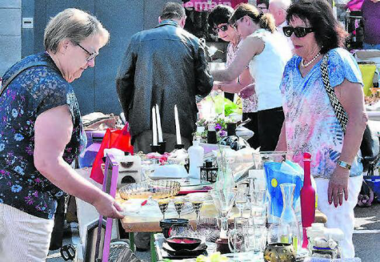 Flohmarkt als beliebter Treffpunkt: Am kommenden Samstag rund um das Gemeindehaus in Reinach. (Bild: hg.)