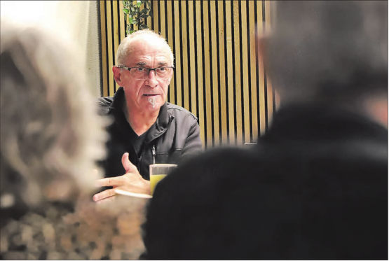 Im Fokus: Präsident Hans Heiri Leuzinger während dem Parteitag der SVP Menziken-Burg. (Bild: Remo Conoci)