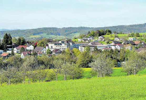 Nutzungsplanung von Dürrenäsch: Die Gemeindeversammlung stimmte der Vorlage zu, welche ein niedriges Wachstum analog der vergangenen zwanzig Jahre anstrebt. Die Landwirte möchten allerdings Felder, wenn die Bepflanzung das erfordert, unbefristet abdecken dürfen. (Bild: mars.)