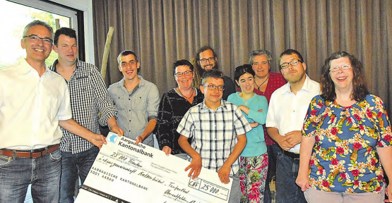 Sie erlebten in verschiedener Beziehung einen wundervollen Tag: Der Ausflug der «Katzenhübeler» aus Teufenthal führte nach Oberentfelden zu einem feinen Essen, und hier durften sie einen Check über 25’000 Franken entgegen nehmen. (Bilder: st.)