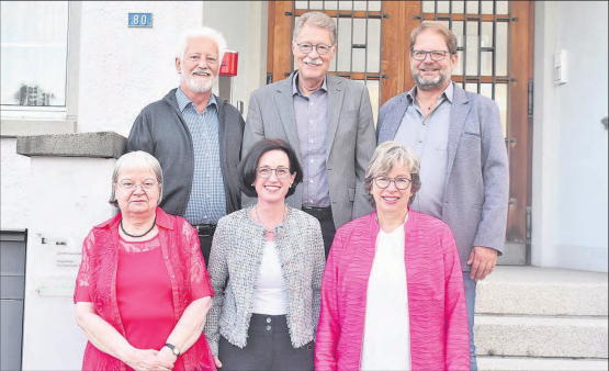 Ein Bild für die Geschichtsbücher: Der Burger Gemeinderat mit Gemeindeschreiberin nach der letzten Gemeindeversammlung. Hans-Peter Steiner, Hanspeter Boller und Marcel Schuller, vorne Susanne Schneider, Maria Pia Huber (Gemeindeschreiberin) und Ursula Friederich (v.l.n.r.). (Bild: hg.)