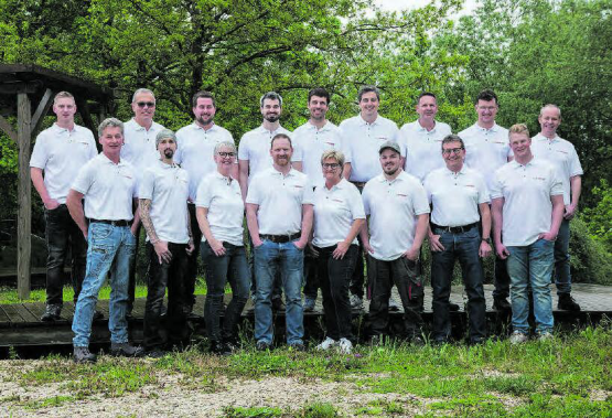 Voller Energie für Photovoltaik und Wärmepumpen: Das Team der eco energie a plus ag in Schöftland. Bild zVg