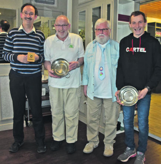 Die Jubilare wurden speziell geehrt: Beat Leutwyler (15 Jahre), Fritz Moser (2.v.l.) und Christian Bärtschi (re.) je 25 Jahre, erhielten die Präsente von Rolf Senn (2.v.r.). (Bilder: st.)