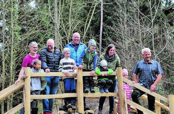 Die anwesenden Sponsoren auf der «Da Vinci»-Brücke vl.n.r. (ohne Kinder): Hanspeter Häfliger von Häfliger Innenausbau AG, Reitnau; Reto Hauri, Vorsitzender der Bankleitung, Raiffeisenbank Reitnau-Rued; Philipp Hochuli, Stv. Geschäftsführer Hans Hunziker Gruppe, Moosleerau; Flavia Steiner von Steiners Biohof, Reitnau und Förster Hans Ruedi Hochuli. (Bilder: jaf.)
