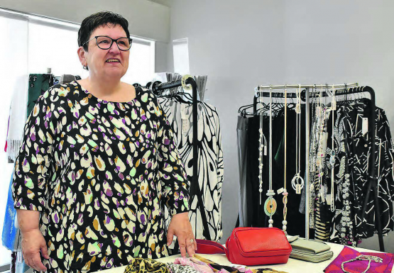 Therese Dössegger schliesst auf Mitte September die Türen ihrer Boutique Wyna Mode an der Bahnhofstrasse in Reinach. (Bild: hg.)