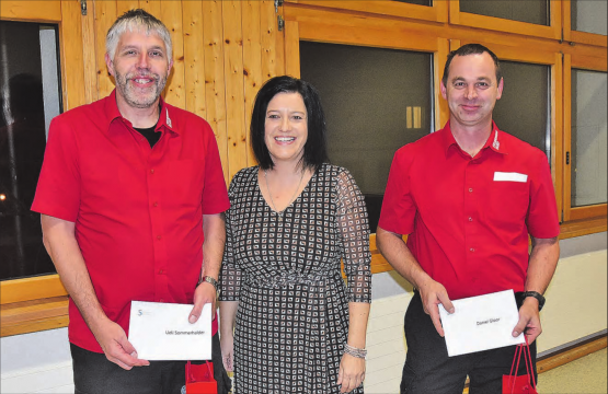Zwei verdiente Ruedertaler von Gemeindeammann Marliese Loosli verabschiedet: Feuerwehrkommandant Ueli Sommerhalder und Daniel Gloor, Mitglied der Feuerwehrkommission, nehmen neue Herausforderungen bei der Jugendfeuerwehr wahr. (Bilder: aw.)