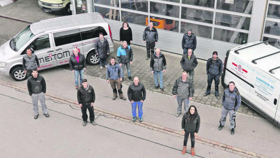 Zusammenschluss von zwei Unternehmen: Die Belegschaft der Meitom Montagen- und Metallbau GmbH und der Larotechund KIS-Haller AG in Oberkulm. (Bilder: zVg.)