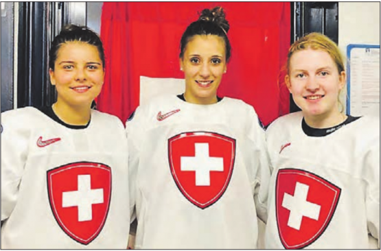 Unsere Vertreterinnen an der Eishockey-WM (v.l.). Die SCR Spielerinnen Noemi Rhyner, Evelina Raselli und Rahel Enzler. (Bild: zVg.)
