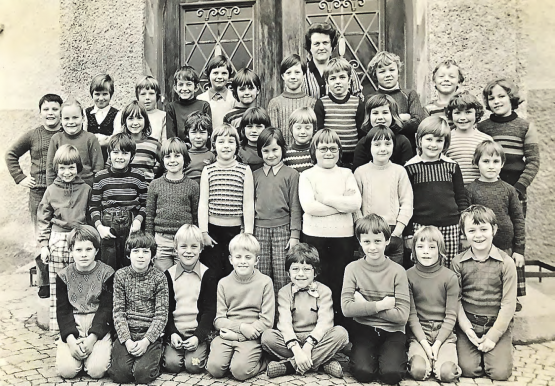 Die 1. und 2. Klasse mit Lehrerin Fräulein Fuchs: In der vordersten Reihe, 4. von links ist der Zweitklässler Jürg Maurer, 1. von links in der zweiten Reihe seine Frau Irene Maurer-Häfeli.