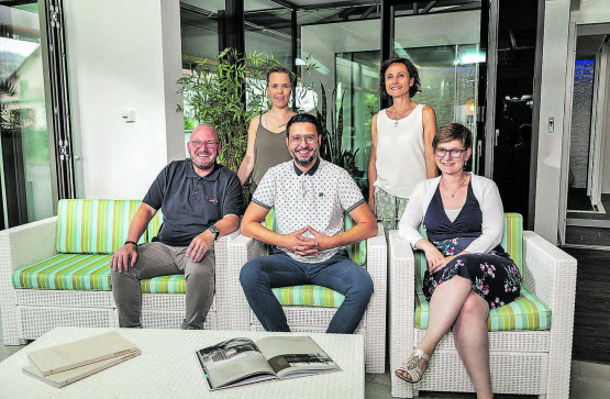 Das Team von ATRIUM-design AG mit Cris Haller in der Bildmitte, bietet eine persönliche und kompetente Beratung, die individuell auf die Wünsche der Kunden zugeschnitten ist. (Bilder: zVg.)