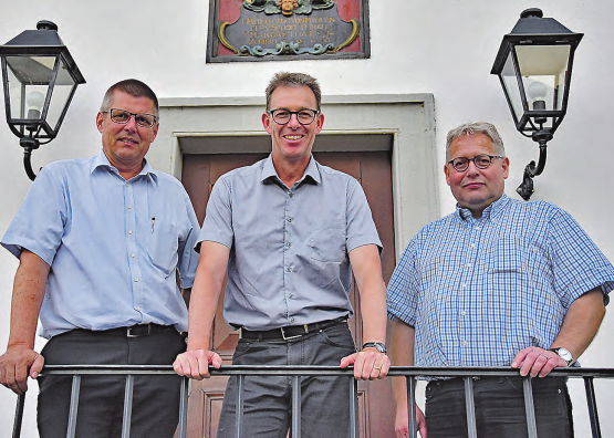 Der Präsident des Regionalverbands Suhrental, eingerahmt von den kantonalen ÖV-Vertretern auf der Treppe des Schöftler Schlosses: Hans Ruedi Rihs, Rolf Buchser und Marco Lombardi v. l. (Bild: aw.)