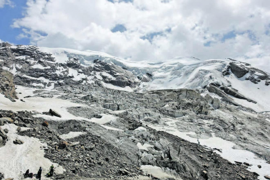 Bei bestem Bergwetter kann es losgehen: Der Ausgangspunkt der Weissmies-Normalroute von Hohsaas aus gesehen. (Bilder. René Fuchs)