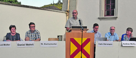 Parierte die Anfragen unter Verschiedenes und Umfrage mit Bravour: Gemeindeammann Thomas Buchschacher in Aktion. (Bild: aw.)
