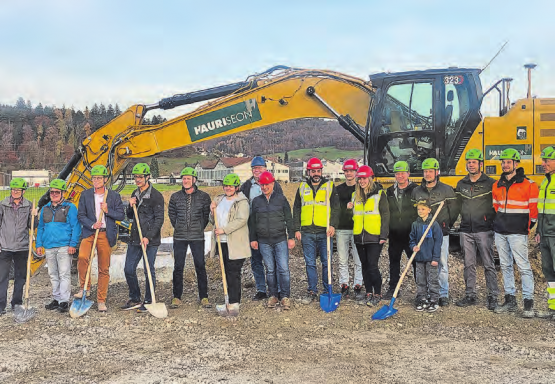 Mittendrin: Gemeinsamer Einsatz für das neue Magazin der Feuerwehr Seon-Egliswil. (Bild: zVg.)